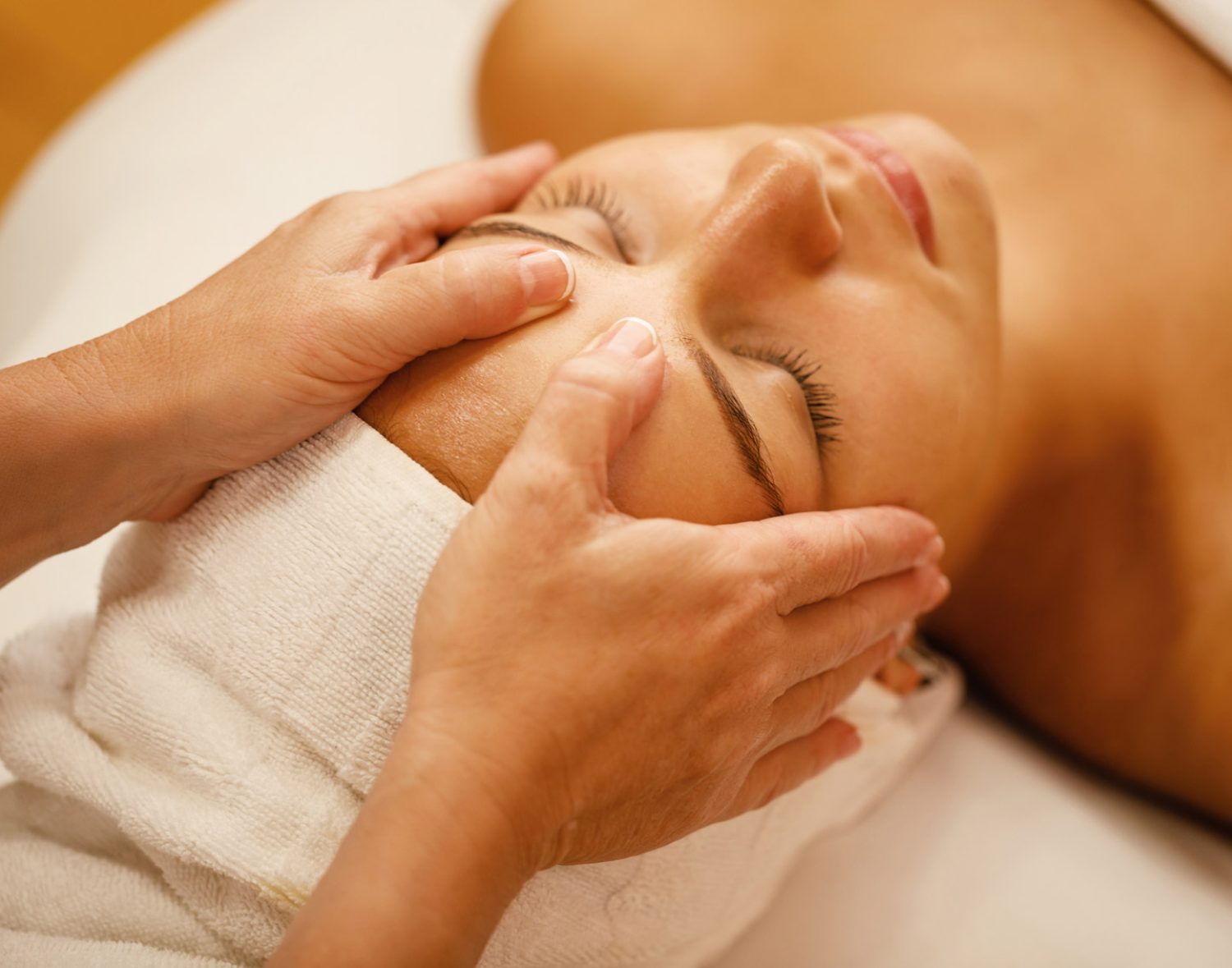 Massaggio olistico rilassante al viso