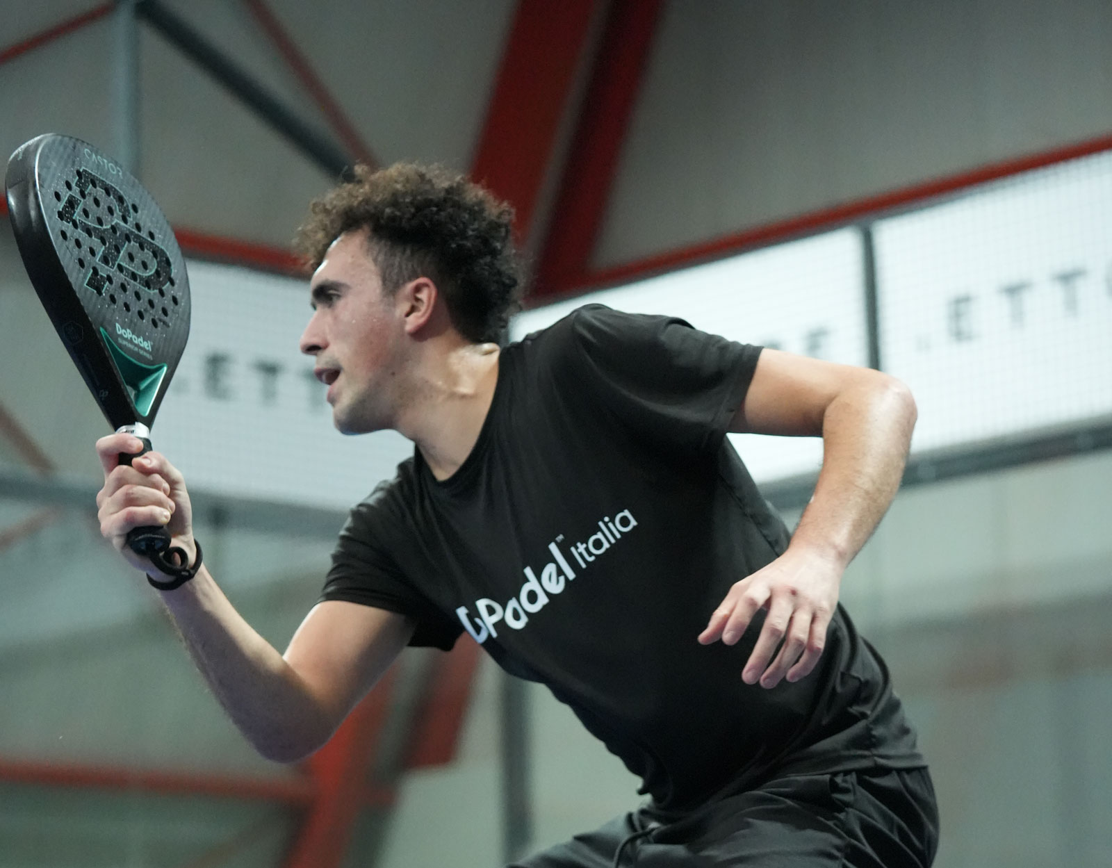il maestro di padel Alessio all'adriano panatta racquet club a treviso