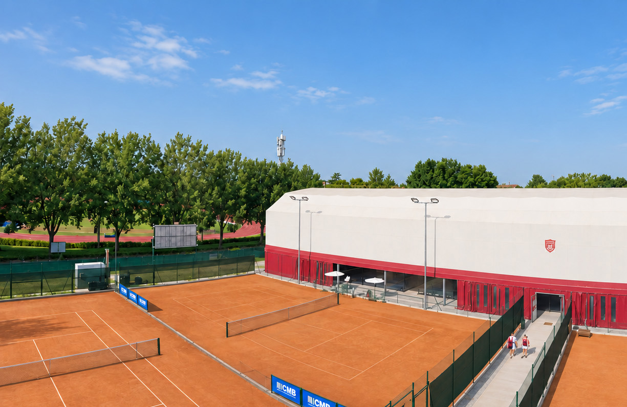 Campi da tennis in terra rossa all'aperto e struttura coperta dell'Adriano Panatta Racquet Club a Treviso