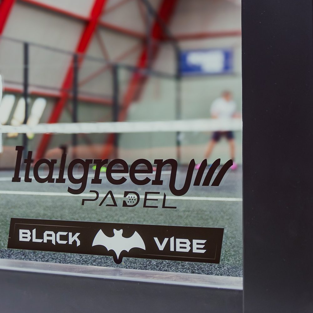Dettaglio del manto Italgreen Black Vibe di un campo da padel a Treviso