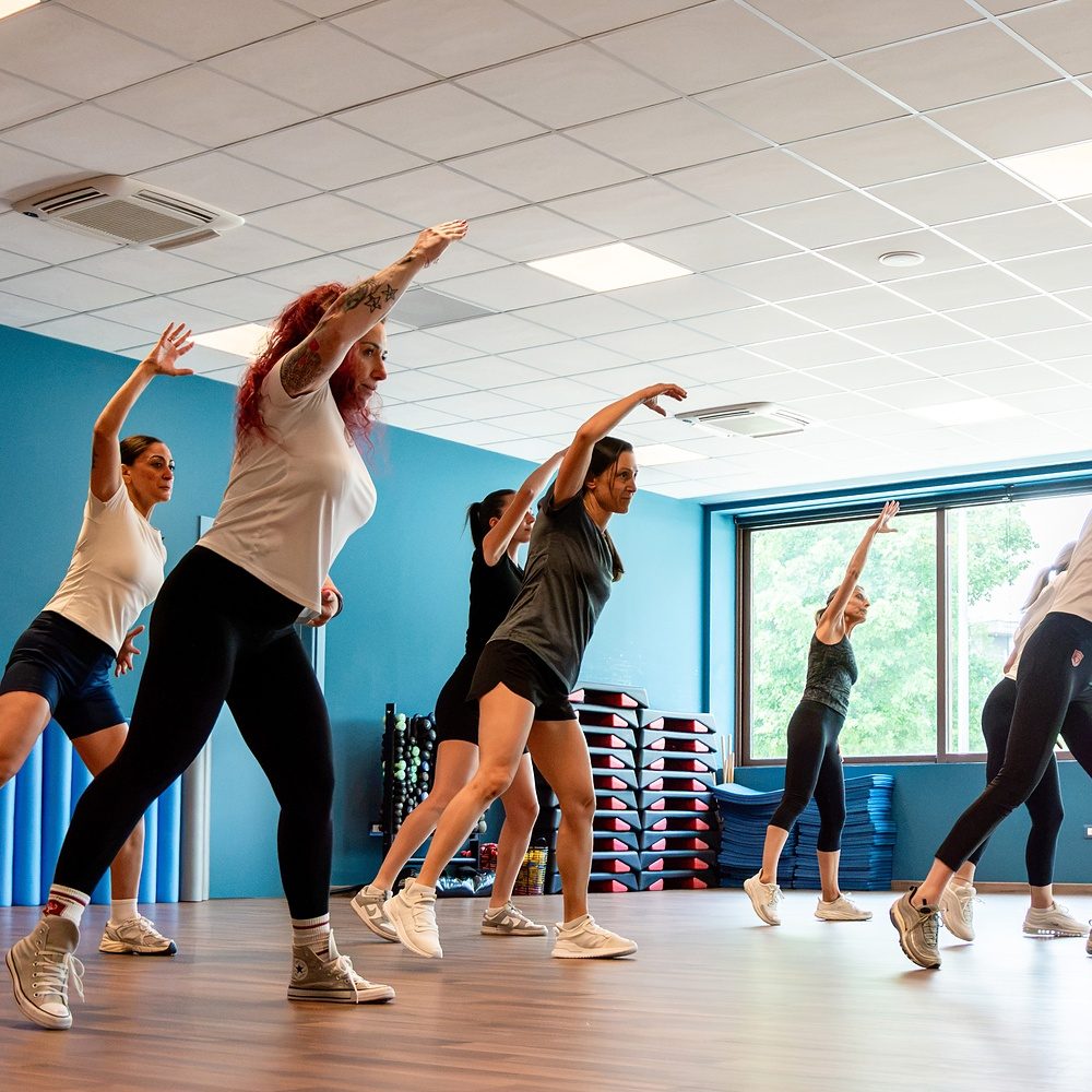 Corso di aerobica di gruppo nella sala corsi della palestra a Treviso