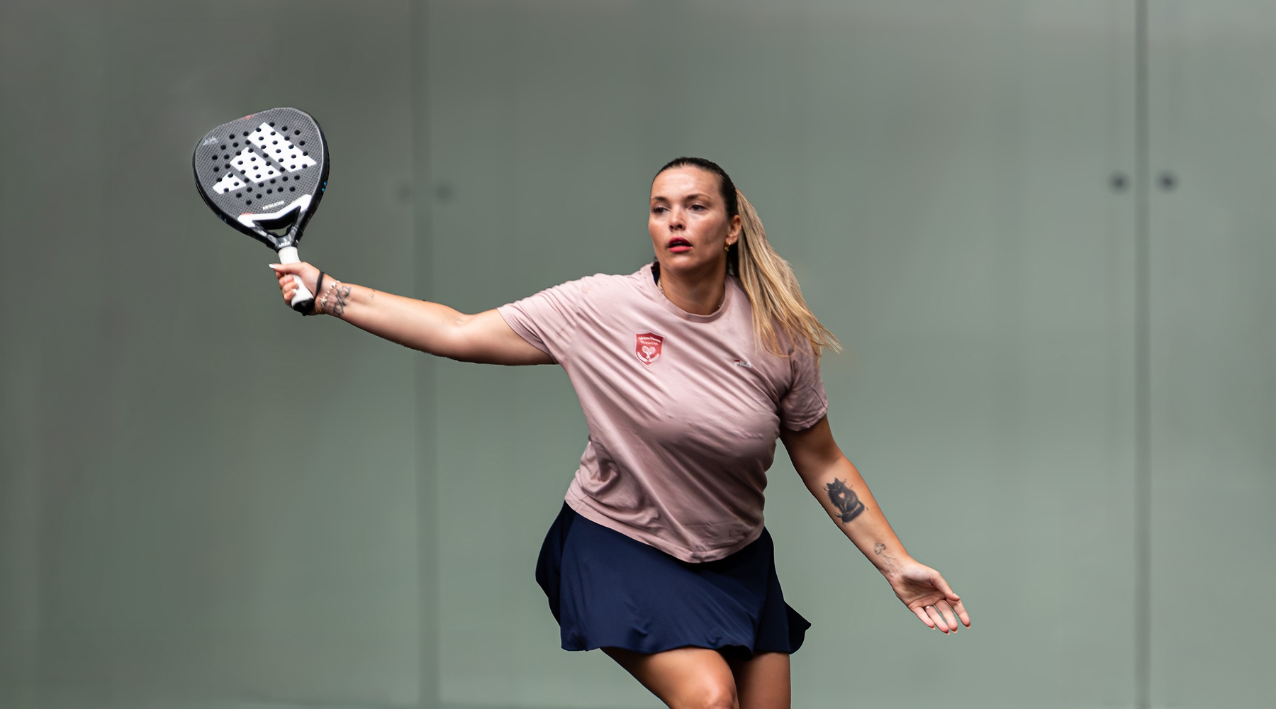 Allieva esegue un dritto durante una lezione del corso di padel femminile a Treviso
