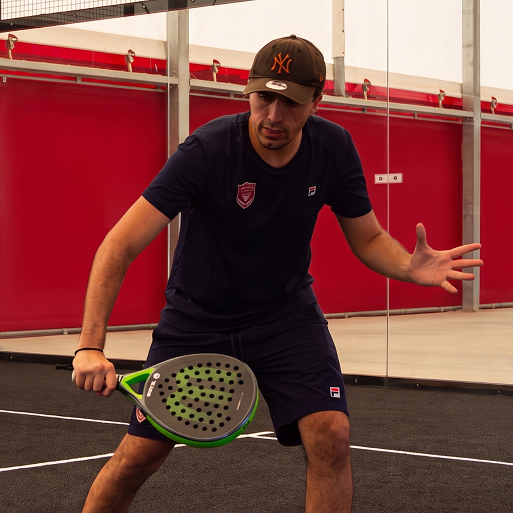 Giocatore di padel in attesa durante uno scambio sul campo indoor a Treviso