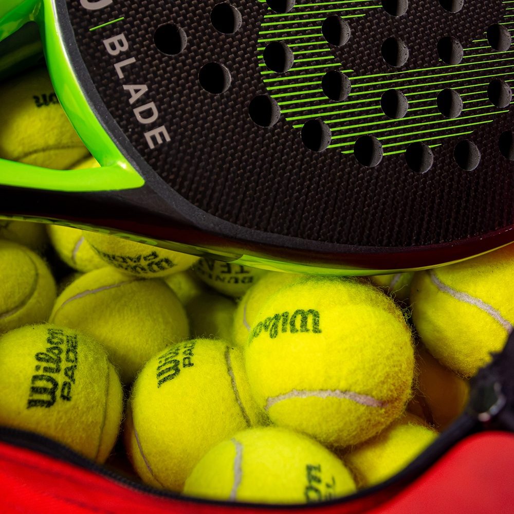 Racchetta e palline da padel Wilson nella borsa a bordo campo a Treviso